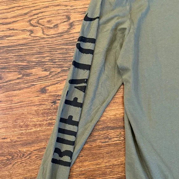 Nike Men's Green Long Sleeve Shirt with Buffalo Graphic - Picture 5 of 5